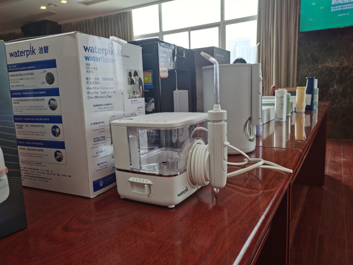 参加测试的电动冲牙器样品。刘铭/摄