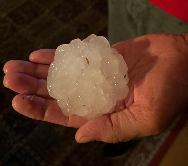 ▲意大利北部下起网球般大小的冰雹