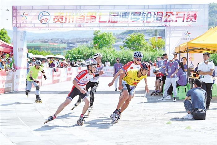     ◀百里杜鹃举办第七届速度轮滑公开赛。    （百里杜鹃旅游局供图）
