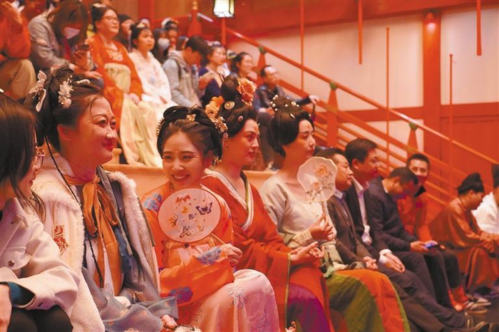 在长安十二时辰主题街区，游客身着汉服观看唐代宫廷音乐舞蹈表演。 记者 李静茹摄