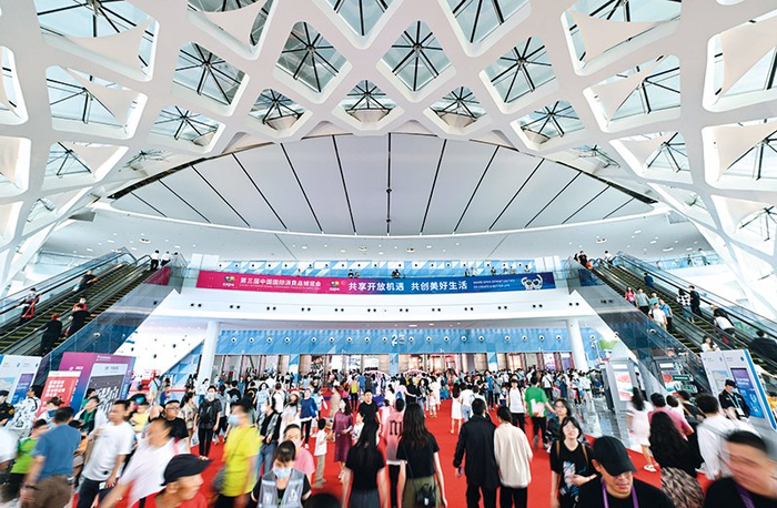 观众在第三届中国国际消费品博览会现场参观（2023 年 4 月 15 日摄） 郭程摄 / 本刊
