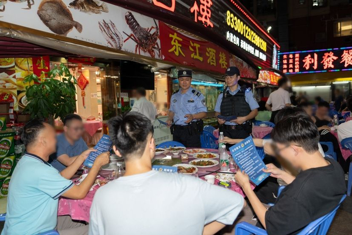 民警向餐饮店顾客普及安全知识。