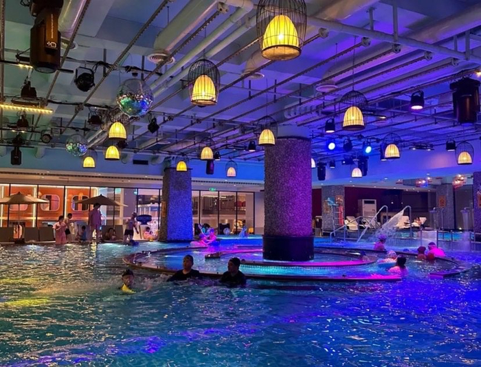 ▲洗浴中心的室内水上乐园，成为亲子家庭避暑遛娃的好去处。 
