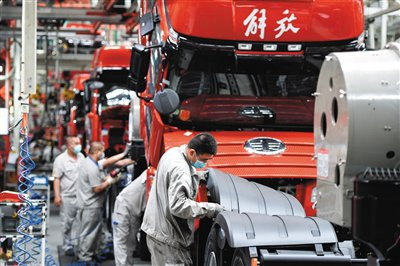 工人在一汽解放总装车间内装配车辆。记者 许畅 摄