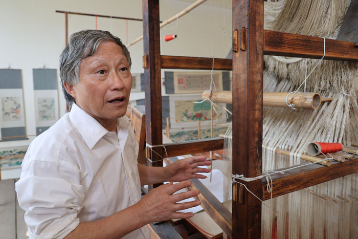 6月7日，成都古蜀蜀锦研究所所长胡光俊向记者介绍蜀锦织机的原理。新华社记者胥冰洁摄