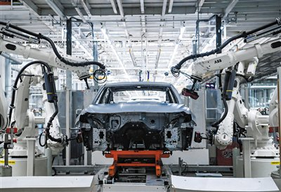 焊装机器人在一汽红旗繁荣工厂生产线上焊接车身。记者 颜麟蕴 摄