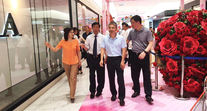 中消协秘书长彭新民(右二)到吉林调研.李洪涛/摄