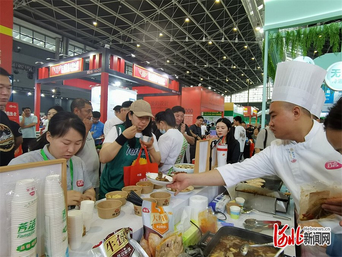 7月21日，2023中国（河北）餐饮产业博览会上，参展者试吃预制菜。河北日报记者 李冬云摄