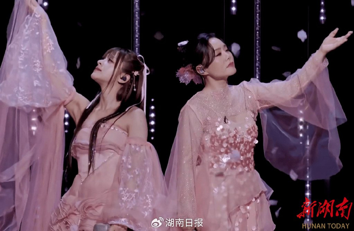 美依礼芽和龚琳娜首次合作舞台《花海》。图源节目组