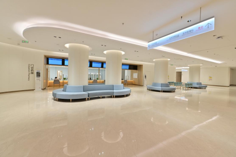 （图说：四川泰康医院以温馨舒适的环境，追求艺术、自然、人文和谐共促。）