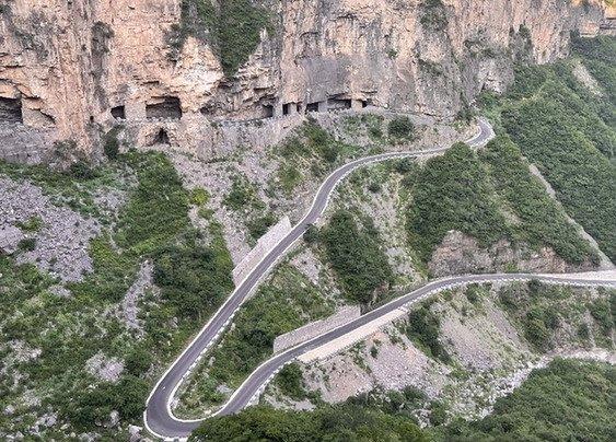 锡崖沟开凿的挂壁公路。新华社记者　张磊　摄