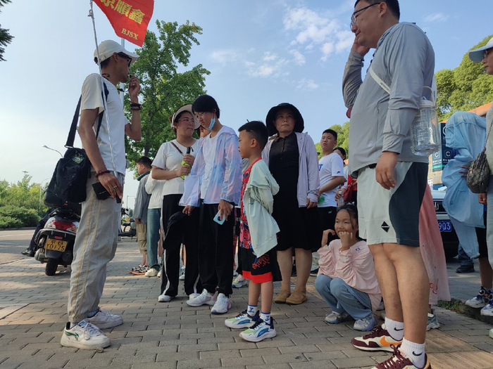 王延鹏正在为游客介绍鸟巢水立方的周边建筑和布局