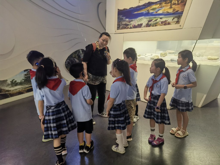 纪明娟正在汤山方山地质博物馆带团讲解