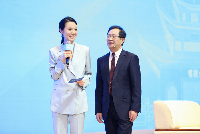 云南中医药大学第二附属医院副院长杜义斌教授（右）