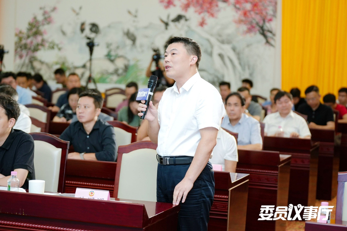 南山区工信局陈深辉副局长现场对委员们的热议作出回应。（图片来源：深圳新闻网）