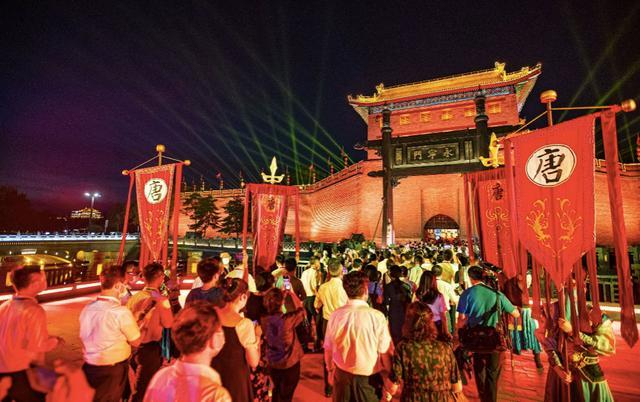 游客夜间来到西安城墙景区体验创新文旅项目 图片来源：西安城墙景区