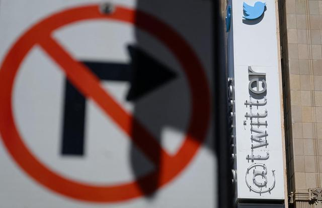 ▲美国旧金山，推特总部大楼上的部分标志被拆除 据视觉中国