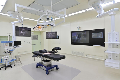 （图说：四川泰康医院拥有国际先进的DSA复合手术室。）