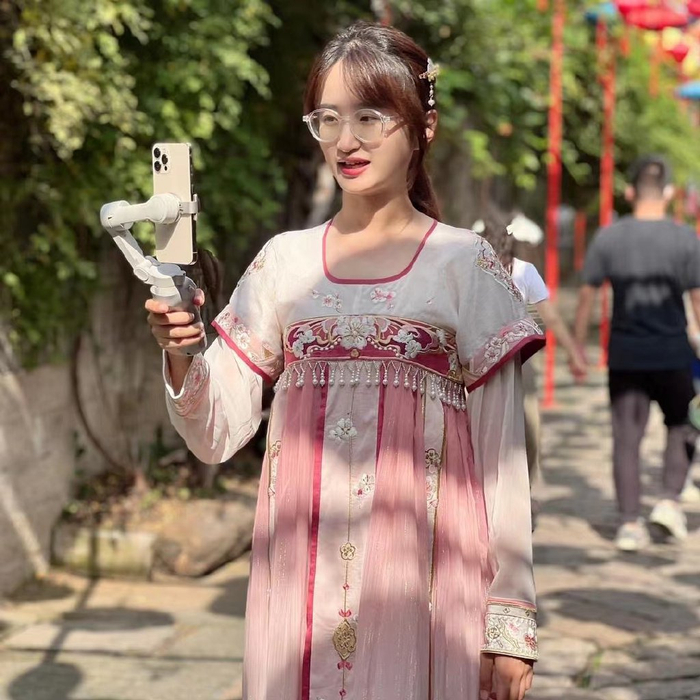 初欣怡正在录南京游玩攻略