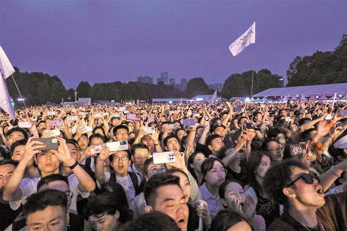    ←音乐节现场人潮涌动。    通讯员 郝涌智 摄