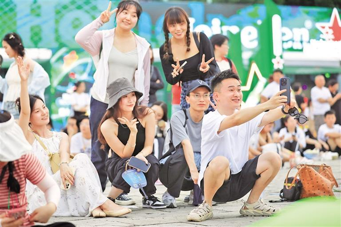     →音乐节现场，市民、游客打卡拍照。    通讯员 陈杨 摄