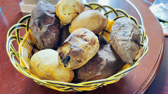 没错，坑烤土豆坑烤地瓜，就是小时候吃的那个味