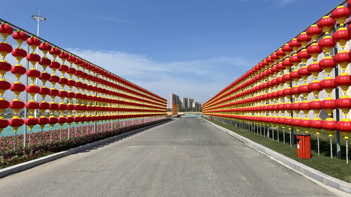 两排红灯笼让村口颜值拉满