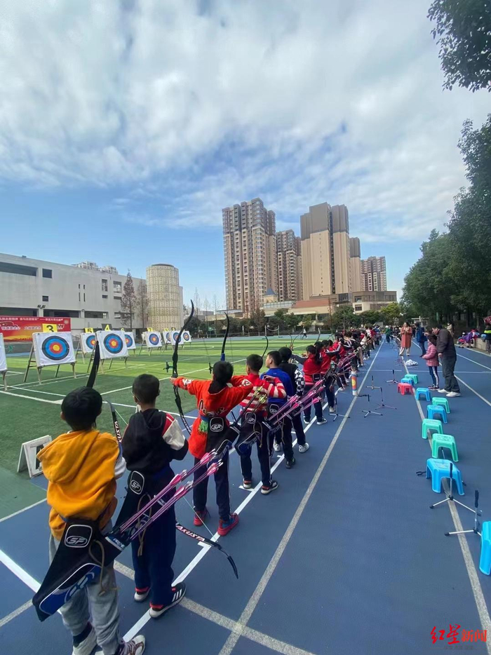 ▲越来越多青少年参与射箭运动（受访者供图）
