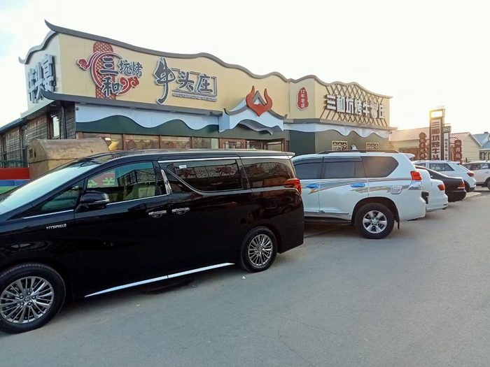 节假日坑烤店停车位一位难求