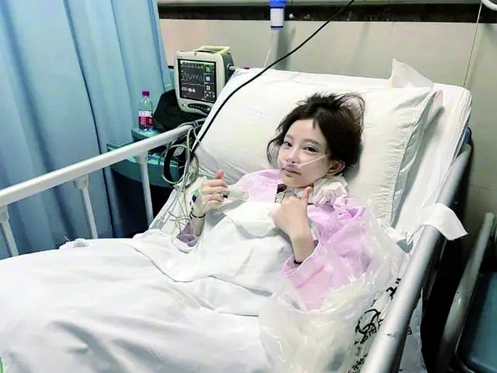     病床上的冯提莫