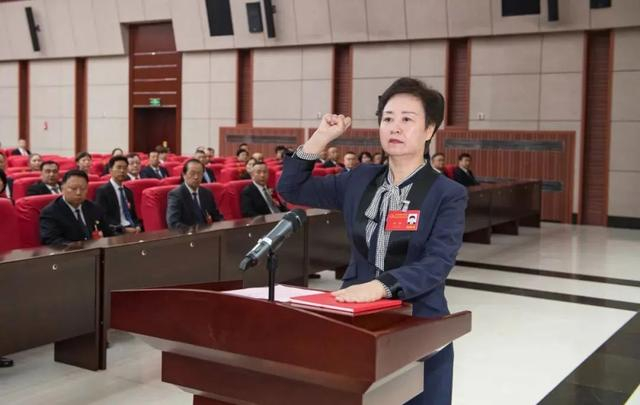 郑敏进行宪法宣誓。（图片来源：昌吉州融媒体中心）