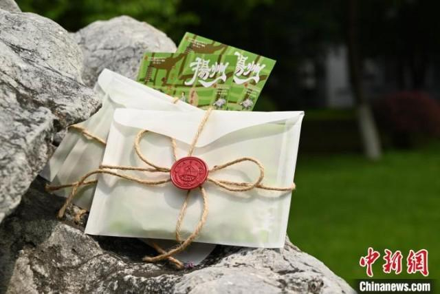 今年扬州大学文学院“新生礼”上新——为新生撰写“姓名诗”，用“时光石”封存美好祝愿。陈果摄