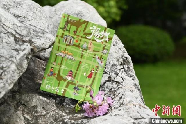 今年扬州大学文学院“新生礼”上新，手绘明信片——指引“诗与远方”。陈果 摄