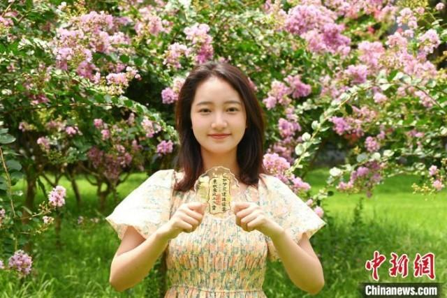 今年扬州大学文学院“新生礼”上新，送给新生专属藏头姓名诗——开启独家记忆。陈果摄