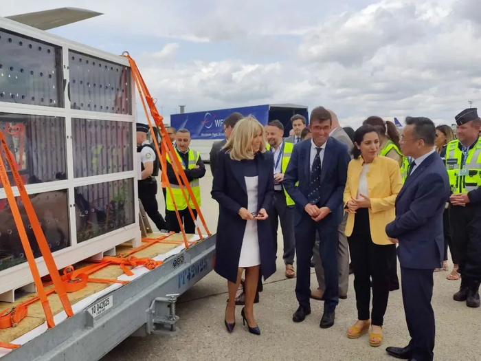 当地时间7月25日，“圆梦”教母法国第一夫人布丽吉特来到机场为“圆梦”送行。图片来源：中国驻法国大使馆微信公众号