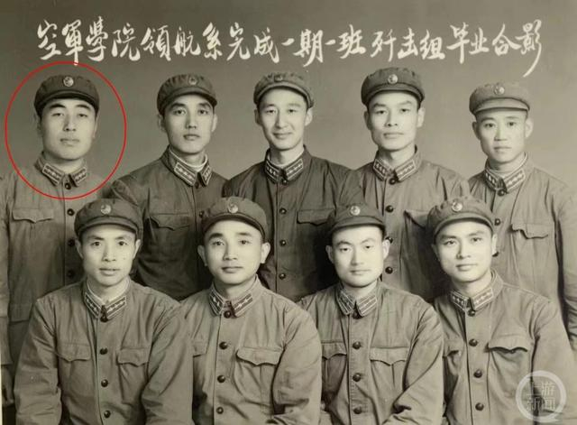 ▲李清扬（红圈者）与战友们合影。图片来源/受访者供图