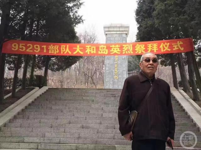 ▲李清扬缅怀逝去的战友。图片来源/受访者供图