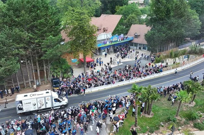 当地时间7月25日上午9点，博瓦勒野生动物园门口，法国民众向启程回国的“圆梦”告别。图片来源：博瓦勒野生动物园官网