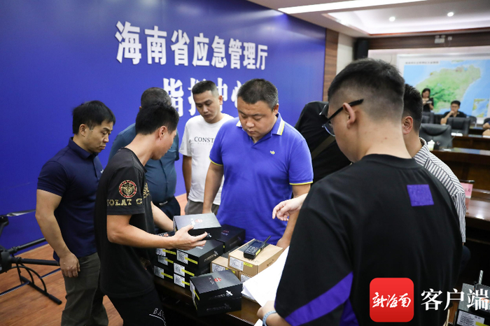 海南省应急管理厅集中配发应急指挥通信装备。记者 姚皓 摄