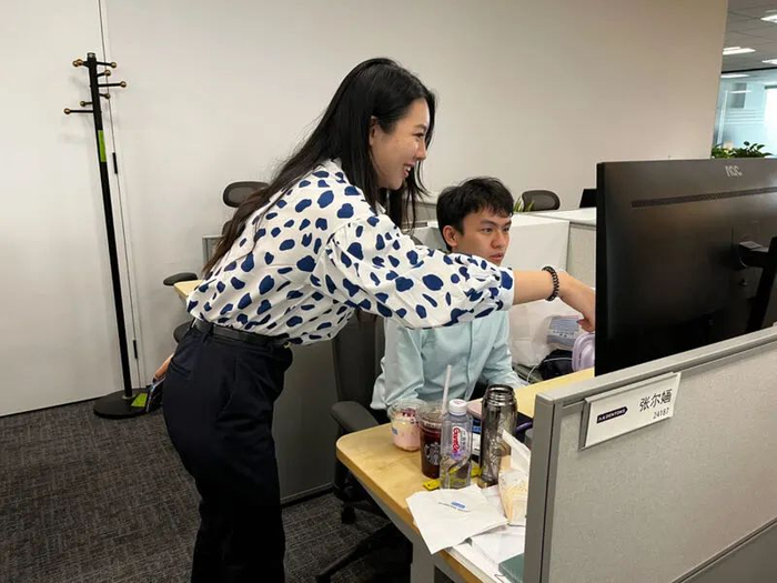 图为大成律师事务所导师张尔婳指导郑仲宏。