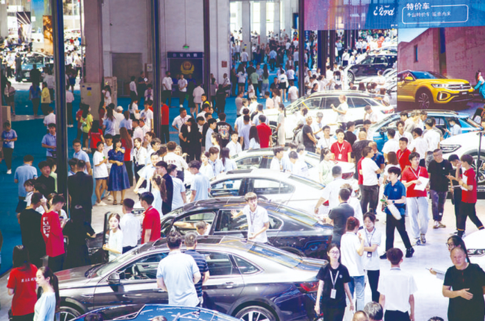 第20届长春国际汽车博览会暨汽车文化生活节上，众多参观者前来赏车购车。