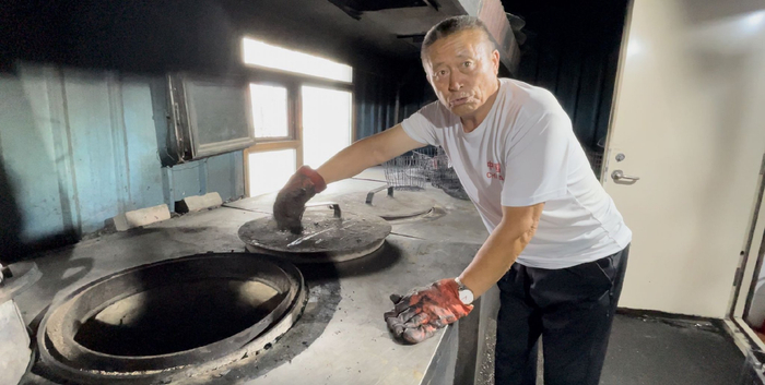 李长付对坑烤烤炉进行了保温防潮升级改造