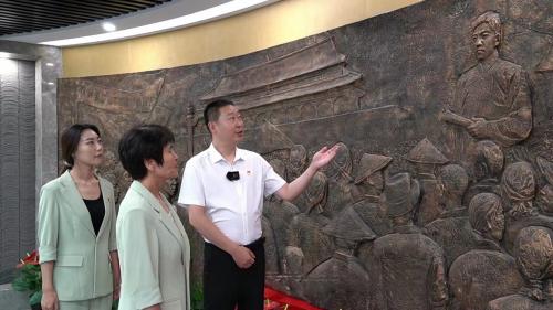 党史馆浮雕墙还原了当时张永祥代表京郊农民发表演说的场景