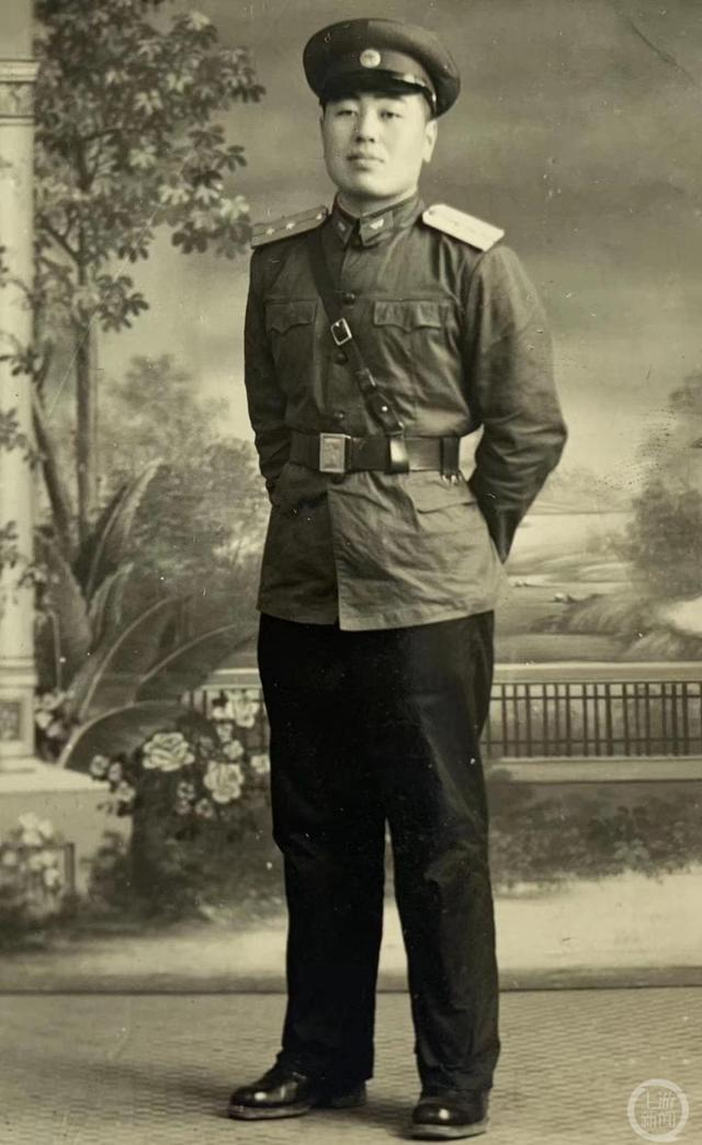 ▲年轻时的李清扬军装照。图片来源/受访者供图