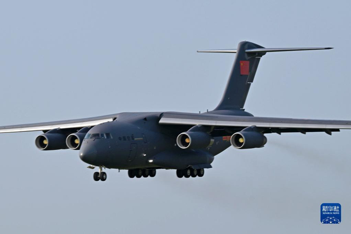 7月19日，空军新录取飞行学员乘坐运-20准备降落空军航空大学某机场。新华社发（余红春 摄）