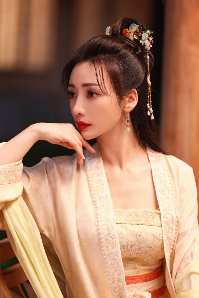 柳岩的古装汉服造型不仅展现了她的美貌和气质,还传递了中国传统文化