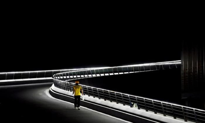 2022年8月19日，四川成都市实行“限电令”，春熙路关闭了大量的照明与户外显示器，一名外卖员行走在商场外的坡道上。图/视觉中国
