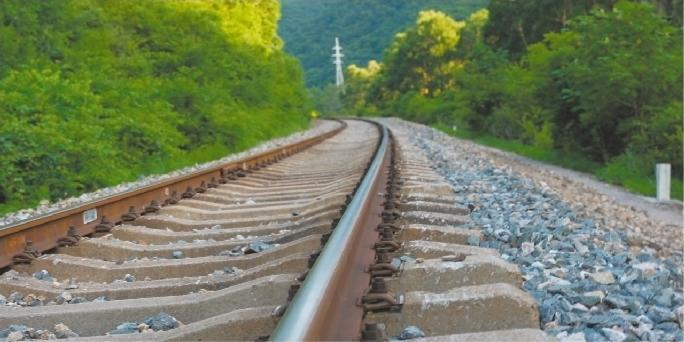         通往长岭隧道的铁轨。