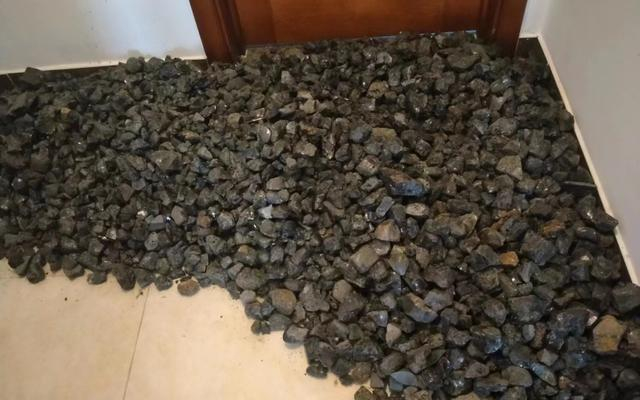 甄先生从沈某处陆续购买的“玻璃陨石”。图源：北京市公安局大兴分局