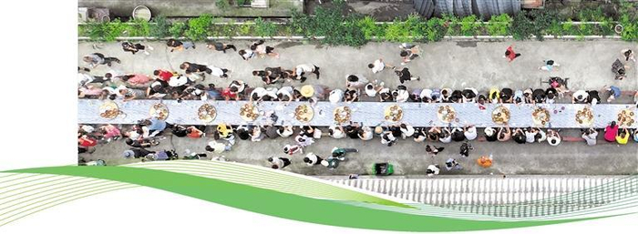     都匀市“黔南六月六·到团寨‘浪哨’”民俗活动长桌宴。  通讯员 肖伟 摄